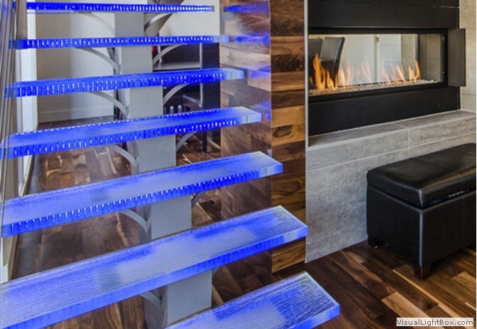 Peldaño de vidrio con LED integrado